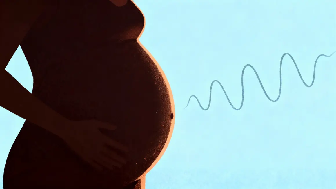 Silhouette maternelle mouvements bébé ventre fond bleu